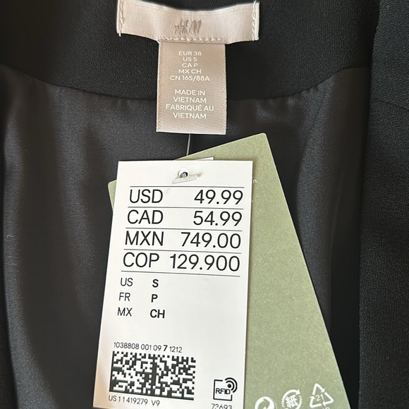 Slimming black H&M blazer. - Picture 2 of 4